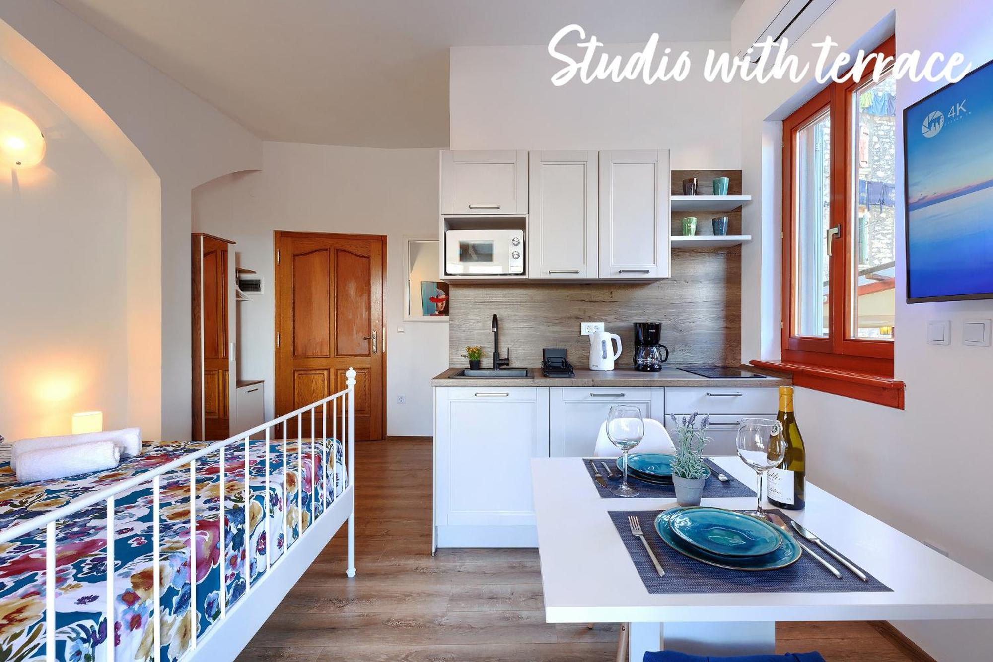 Studios Notte Sul Porto Rovinj Exterior photo