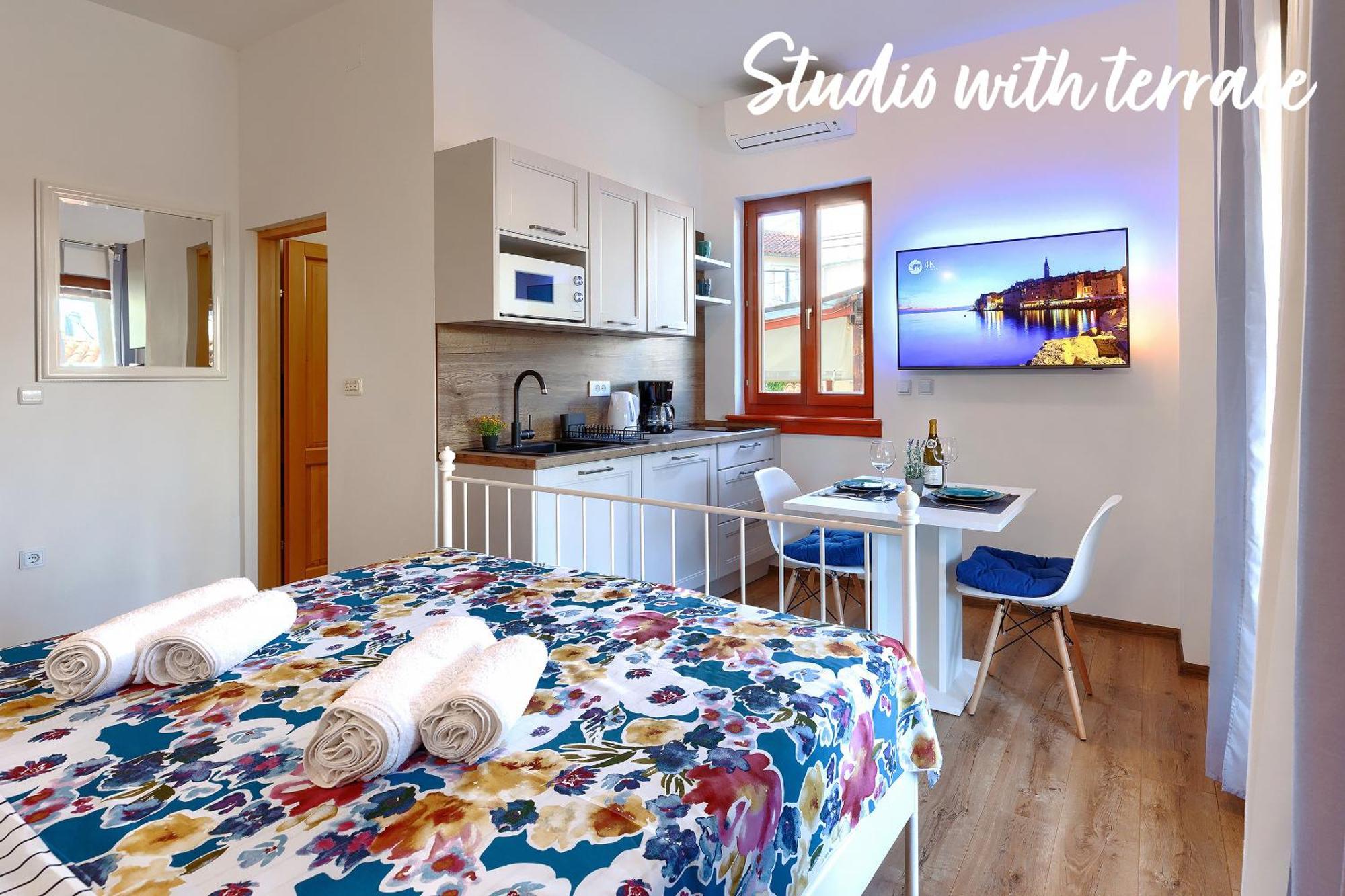 Studios Notte Sul Porto Rovinj Exterior photo