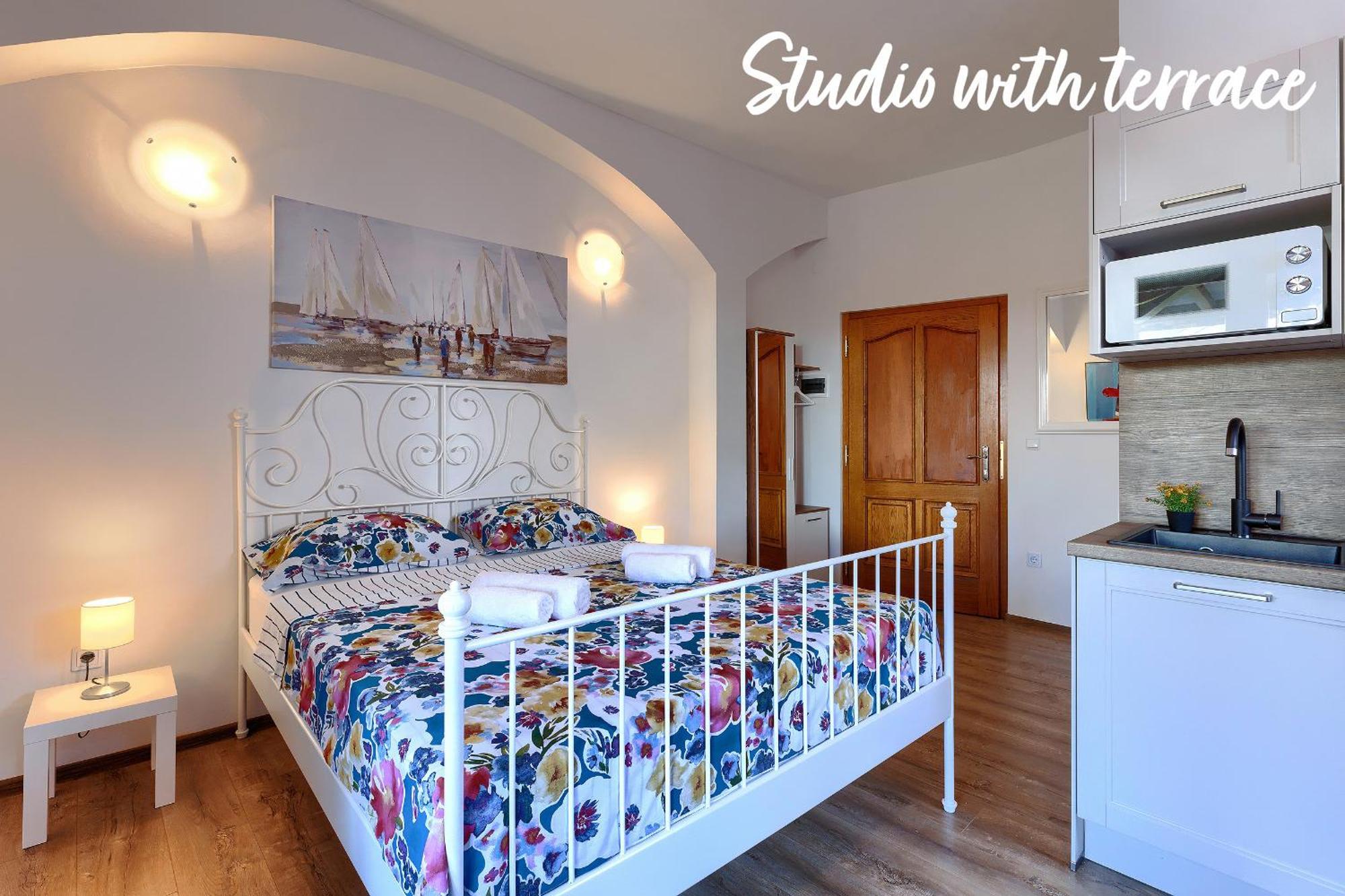 Studios Notte Sul Porto Rovinj Exterior photo